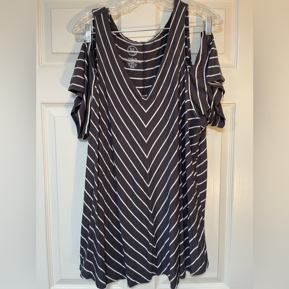 Maurices Tops - Maurice’s Plus Gray & White Cold Shoulder 24/7 top size 3